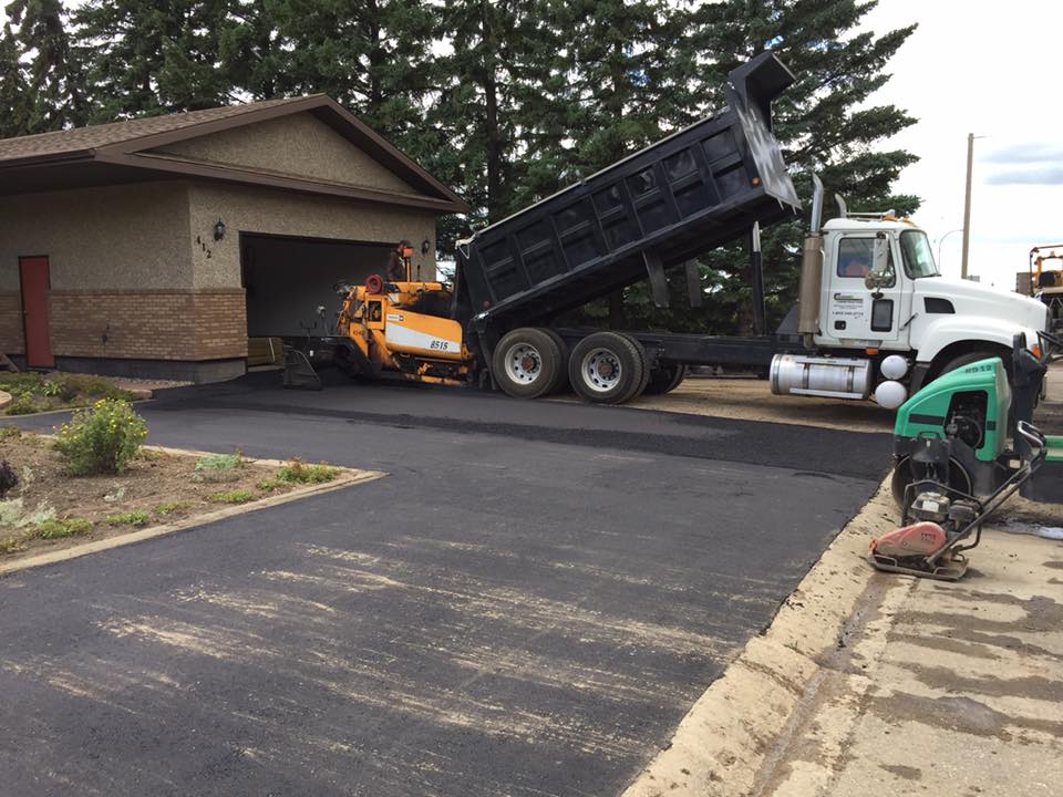 Compacted asphalt edge